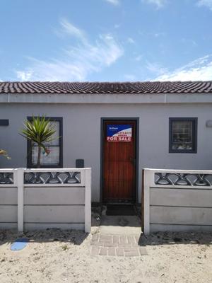 Semi-detached For Sale in Pelikan Park, Cape Town